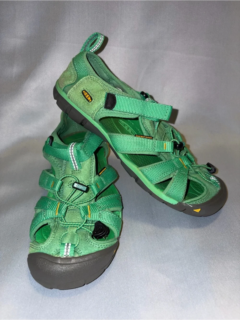 Keen Kids Green Closed-Toe Sport Sandals kid size 5
